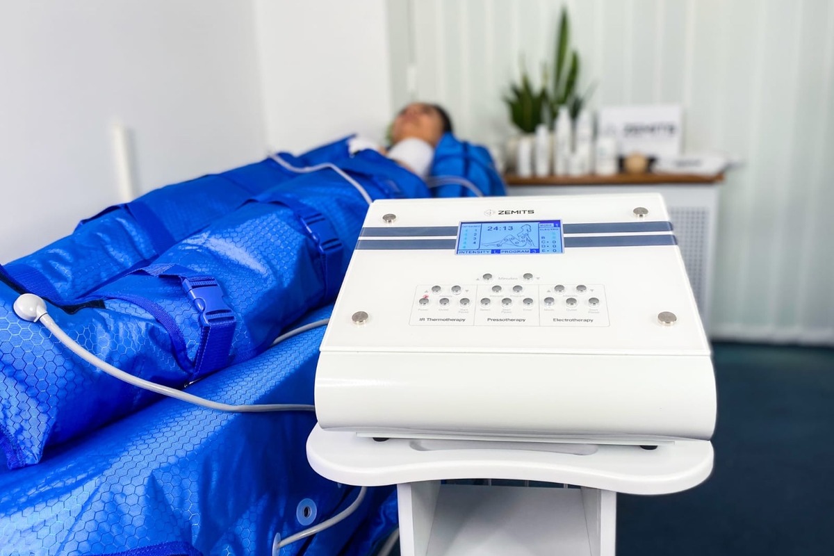 Body sculpting pressotherapy treatment with compression suit and control unit